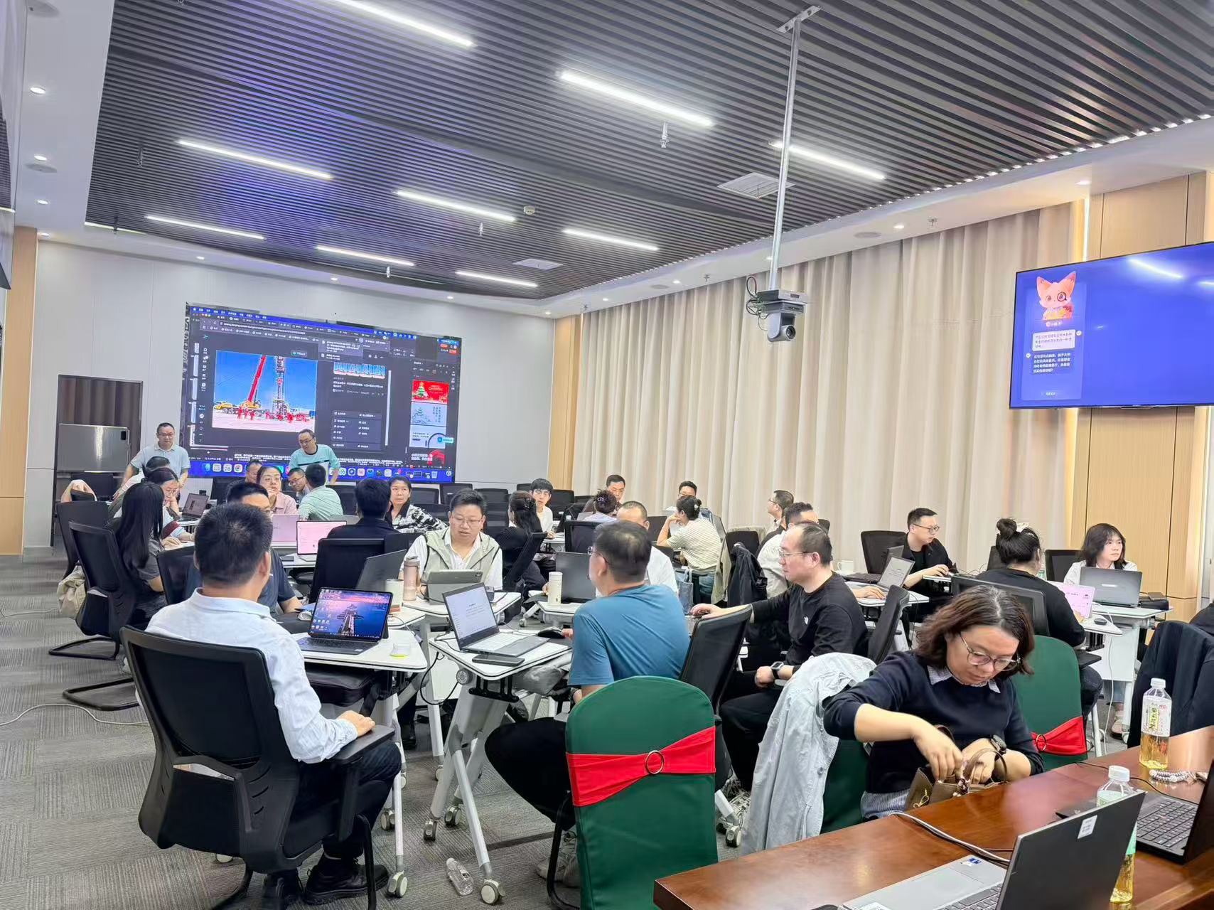 企业 AI 培训课堂全景,学员正在分组实践