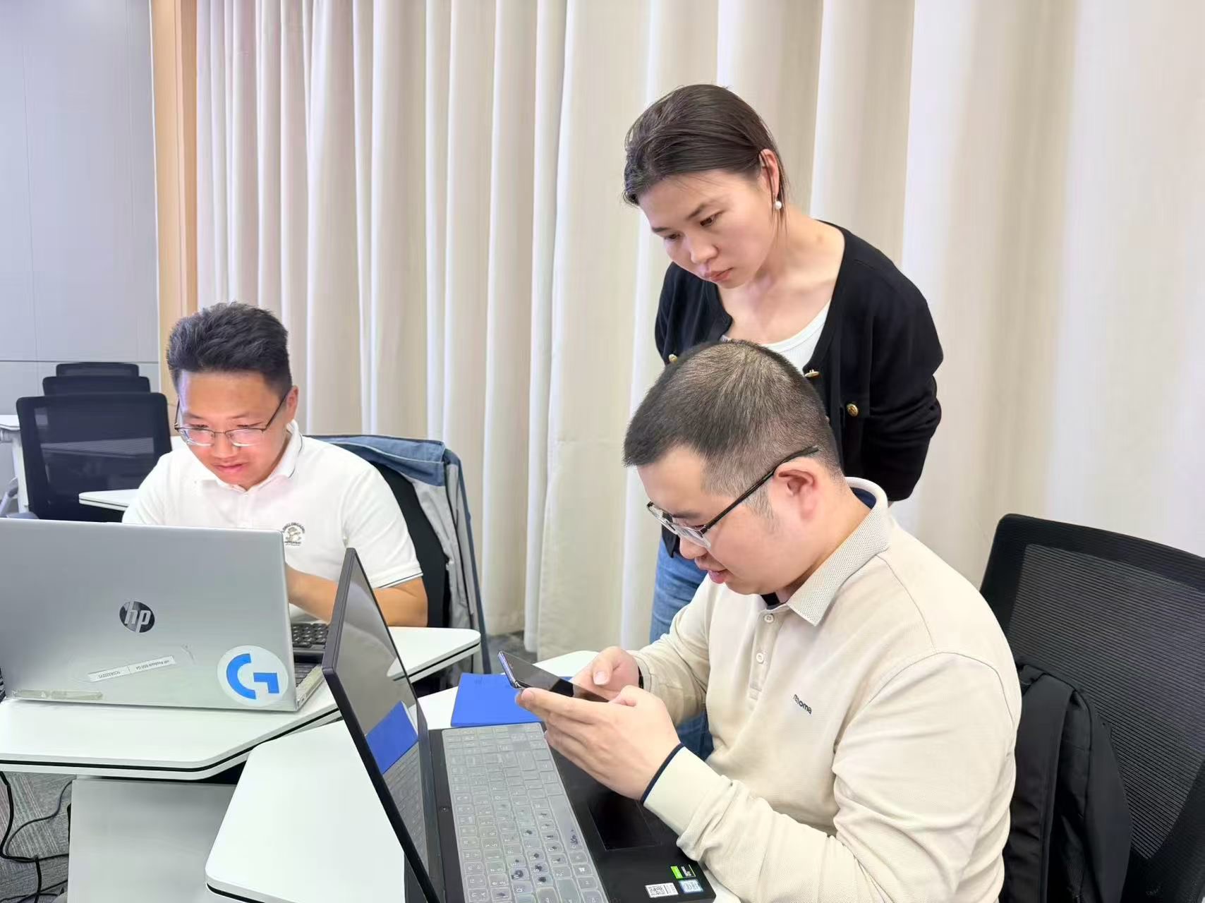 张艺蓉老师在学员实操过程中进行分组辅导