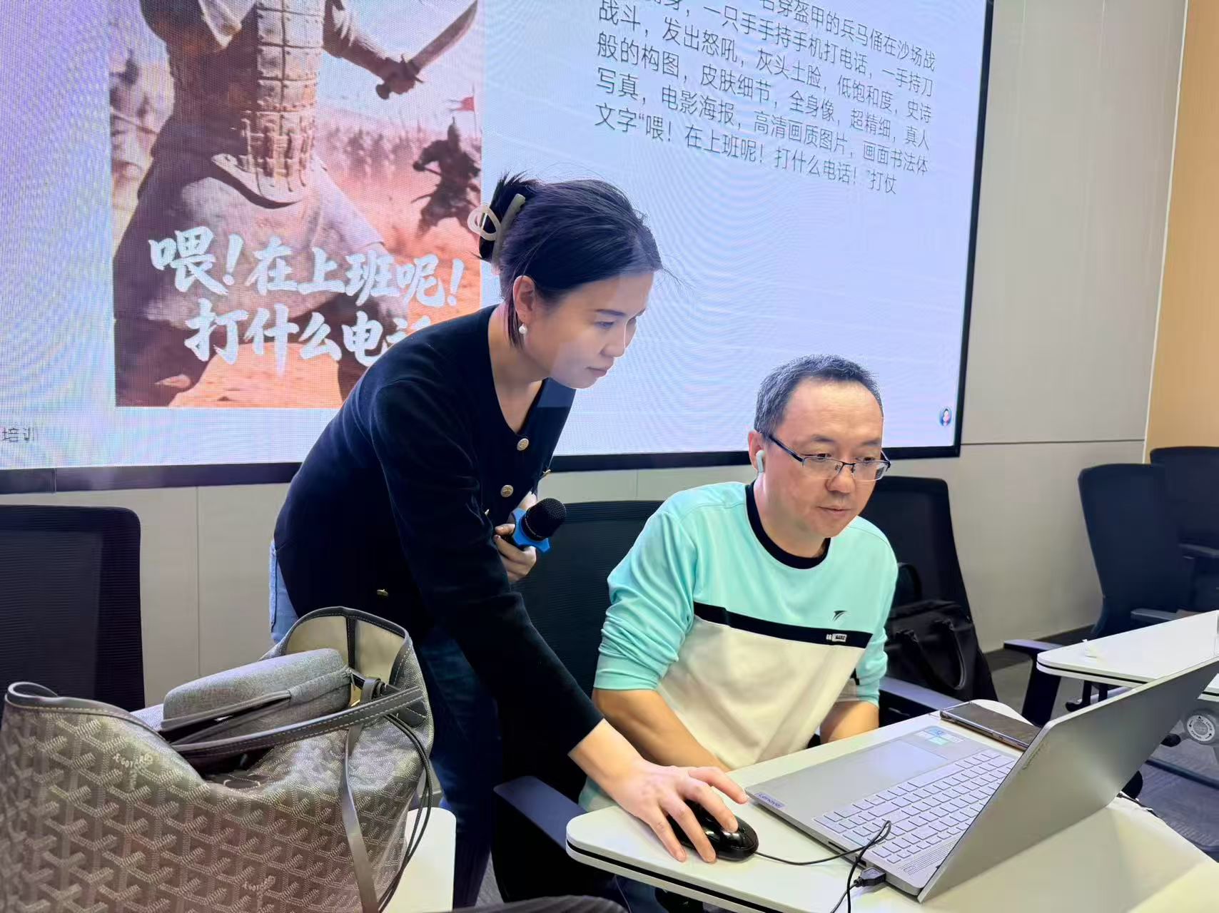 张艺蓉老师手持话筒辅导学员完成电脑实操