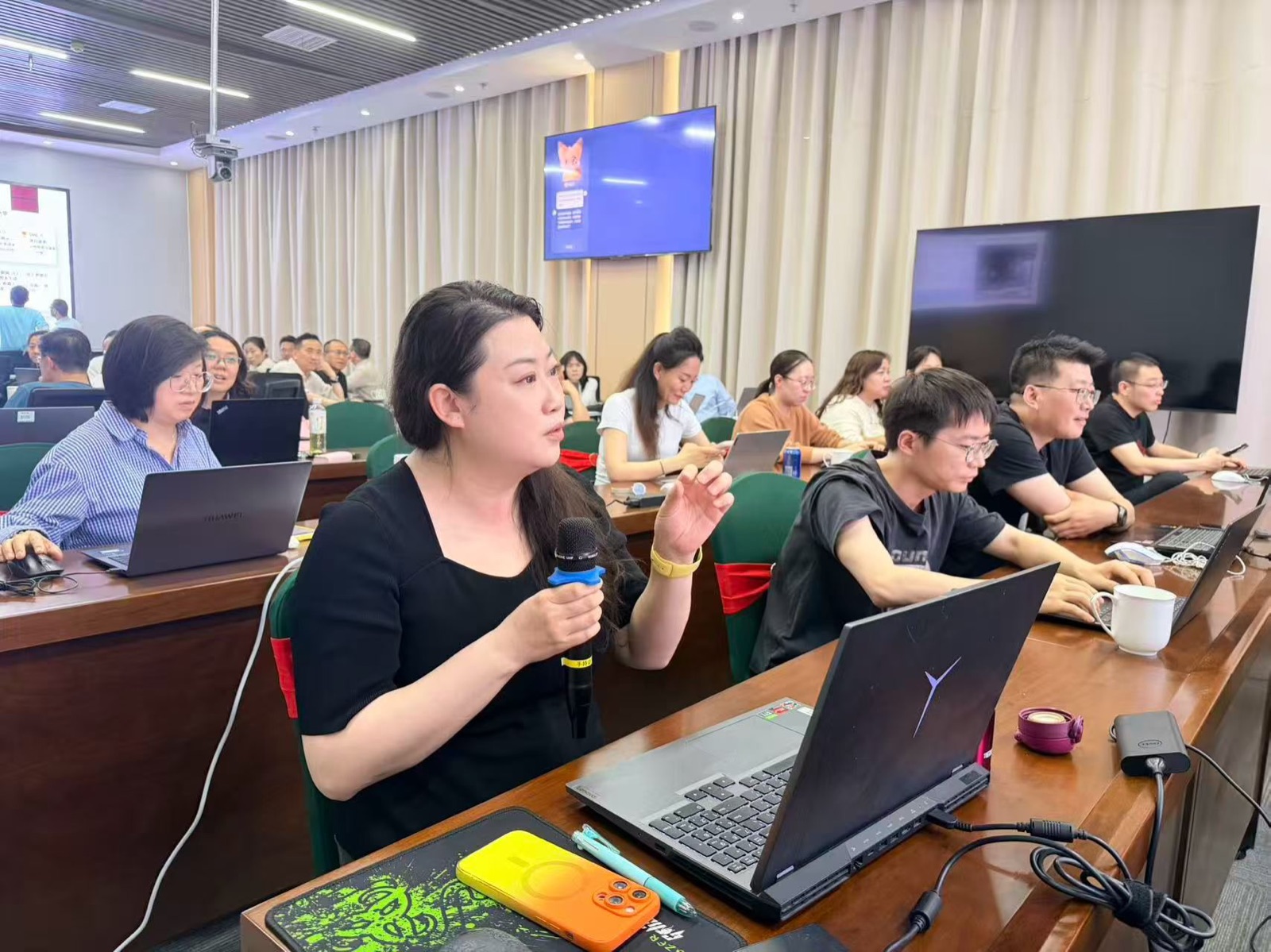 企业 AI 培训课堂中学员进行现场成果表达