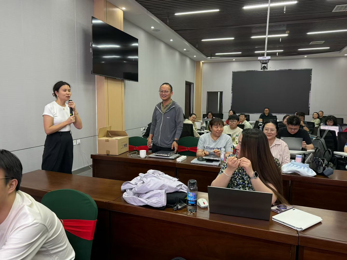 张艺蓉老师在企业培训课堂中进行现场讲授
